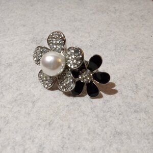 Guess Crystal Double Flower Ring  Silvertone